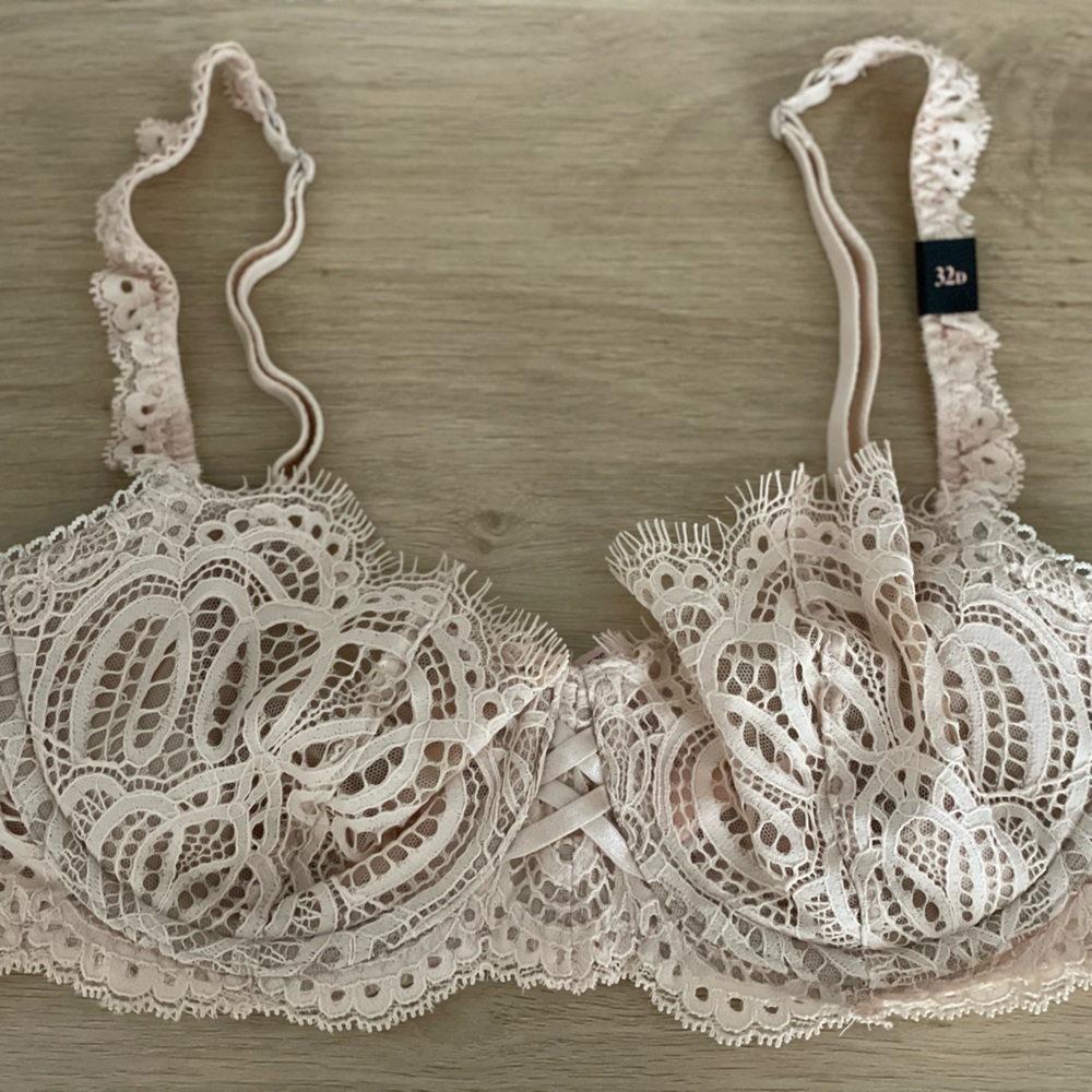 Lace Bralette ina light nude